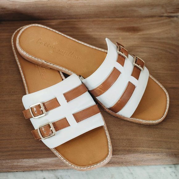 Bettye Muller New York Karson Flat Buckle Sandals sz 10 M Leather Retailed $199 - Picture 1 of 4